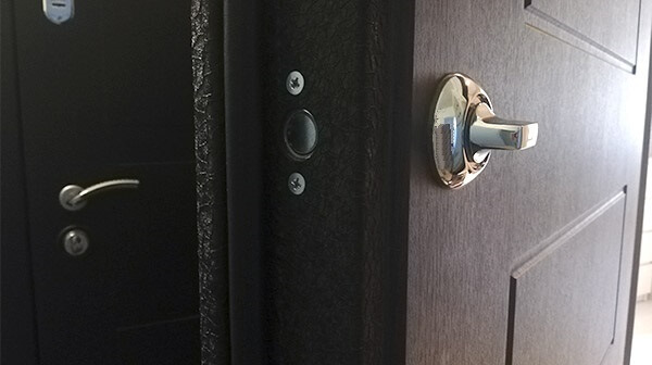 Мастер выполнил установку задвижки на дверь