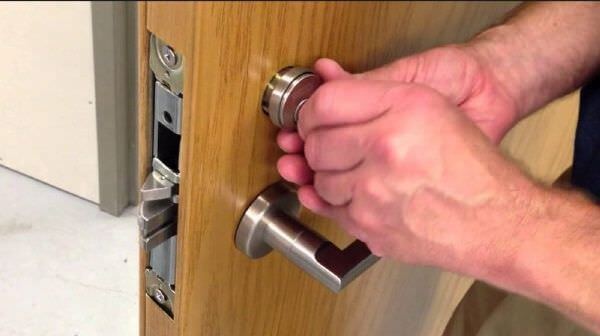 Врезка замков в металлические двери