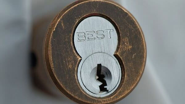 Замена личинки замка входной двери в Ватутинках